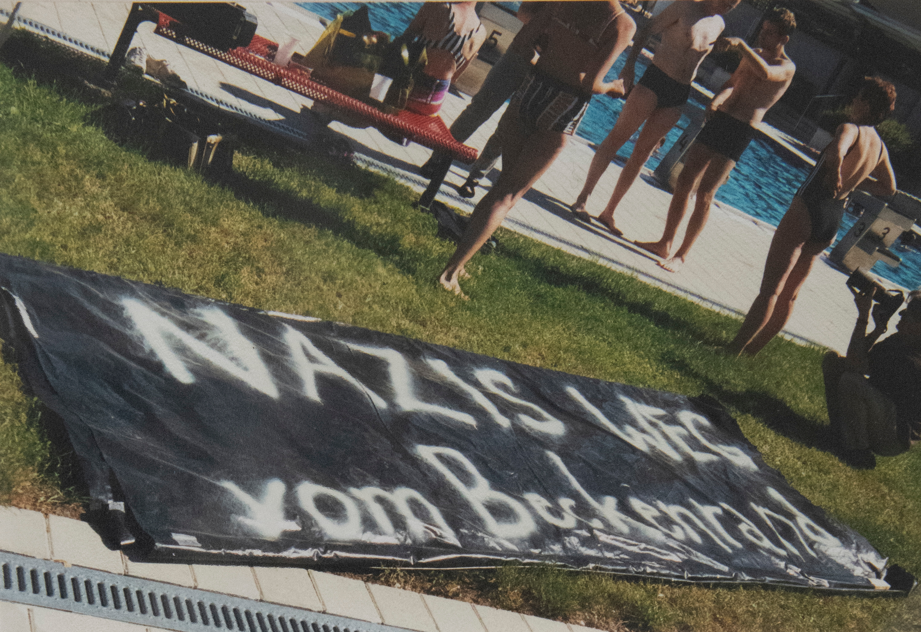„Die Sonne scheint auf alle gleich“
Schwimmen gegen rechts
Parkbad, 13.5.2000
...