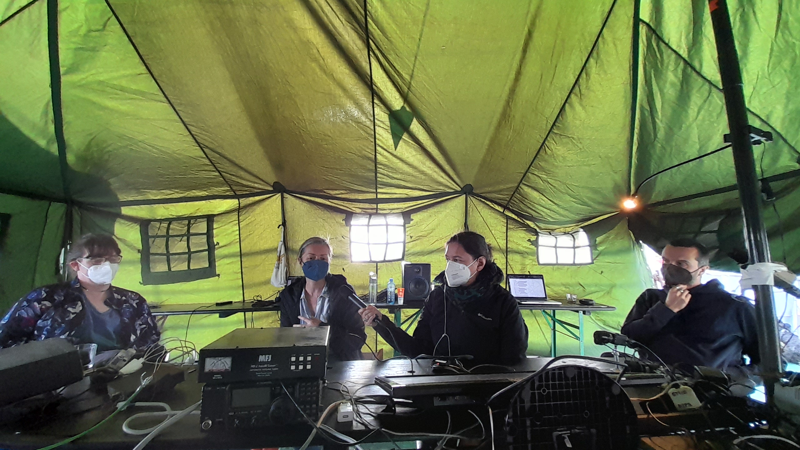 projects:radiotopia:tent-salon-talk.jpg